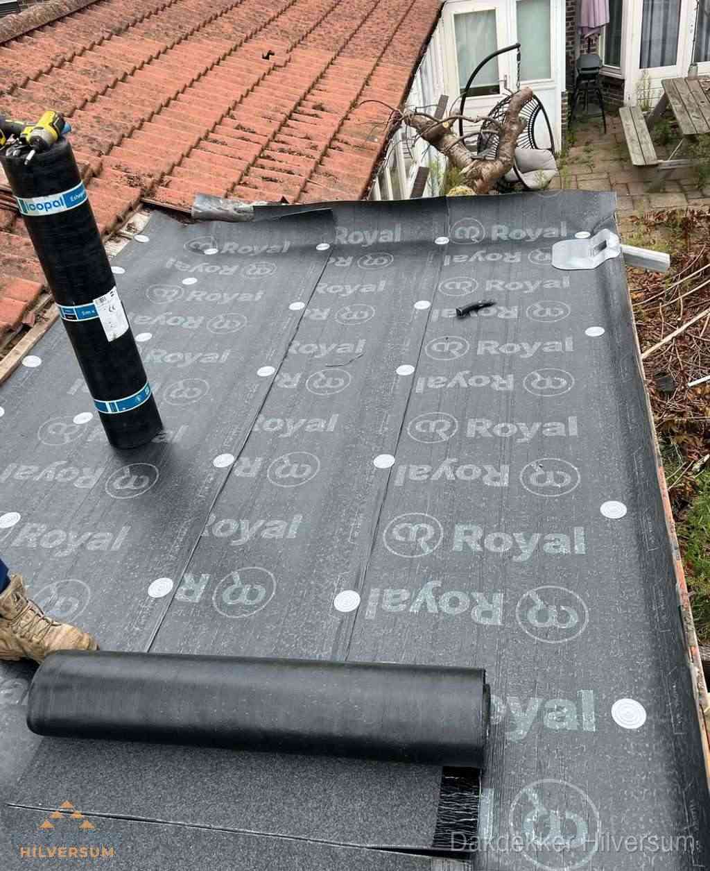 Plat dak met nieuwe bitumen dakbedekking en brandgereedschap in Hilversum