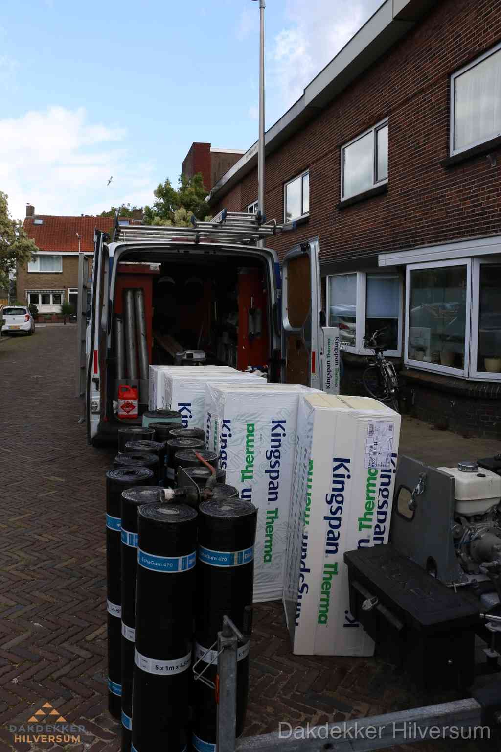 Plat dak met bitumen dakbedekking en brander in Hilversum