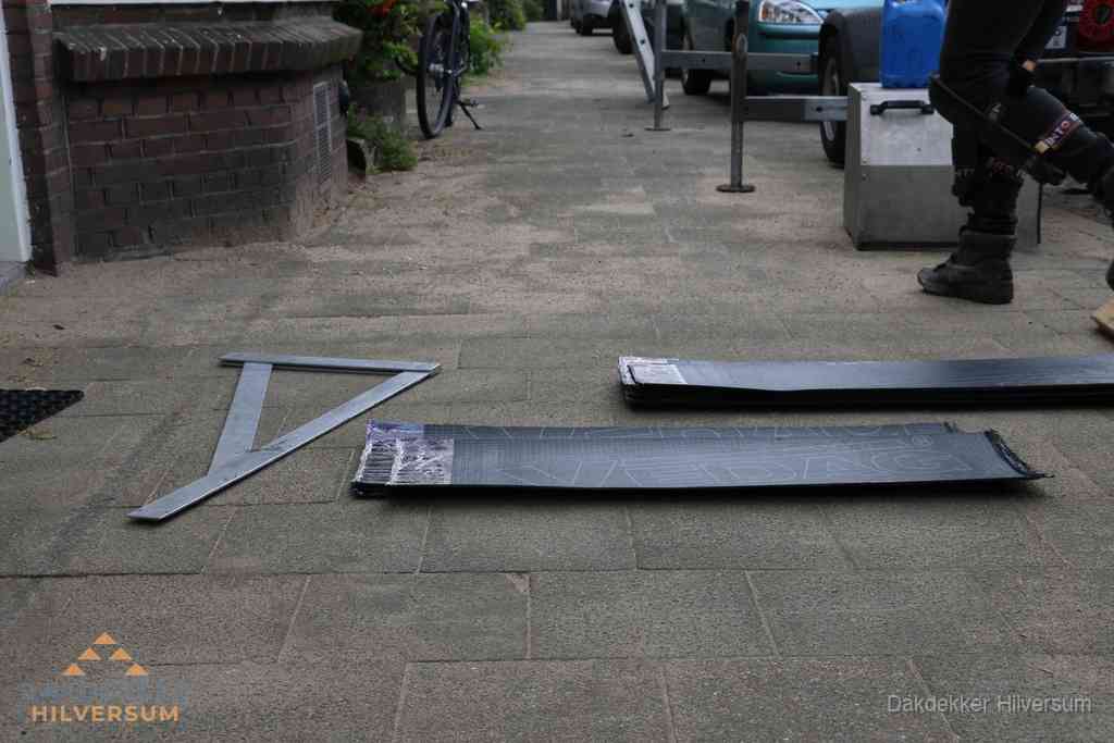 Dakbedekkingsmateriaal en zinkwerk klaargelegd voor reparatie in Hilversum