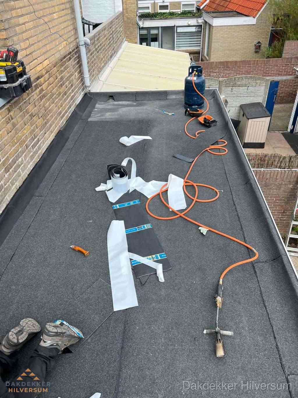 Dakdekker brengt EPDM dakbedekking aan op plat dak in Hilversum