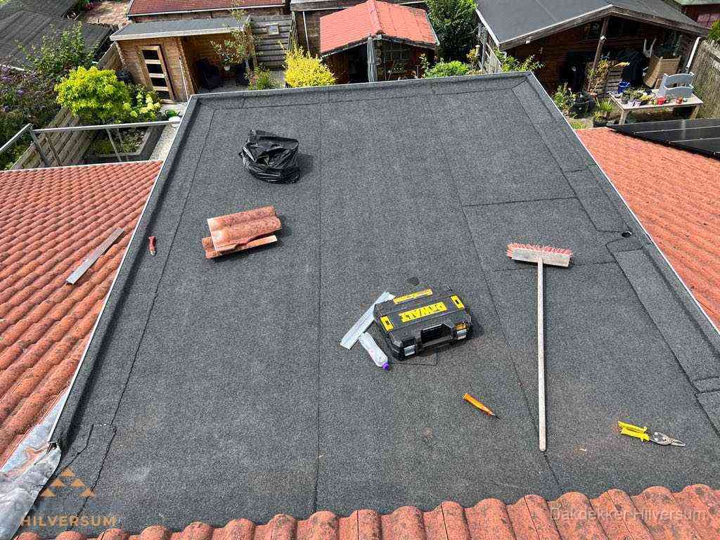 Nieuw plat dak met bitumen dakbedekking in Hilversum