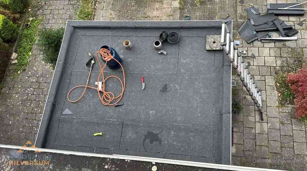 Plat dak met nieuwe bitumen bedekking in Hilversum