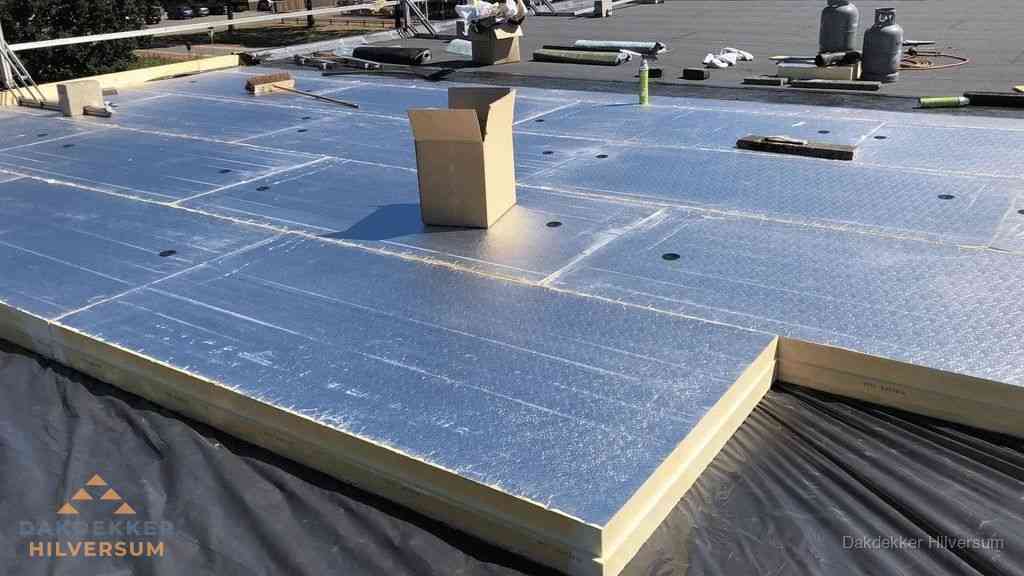 PIR isolatieplaten worden gelegd op plat dak voor dakisolatie in Hilversum