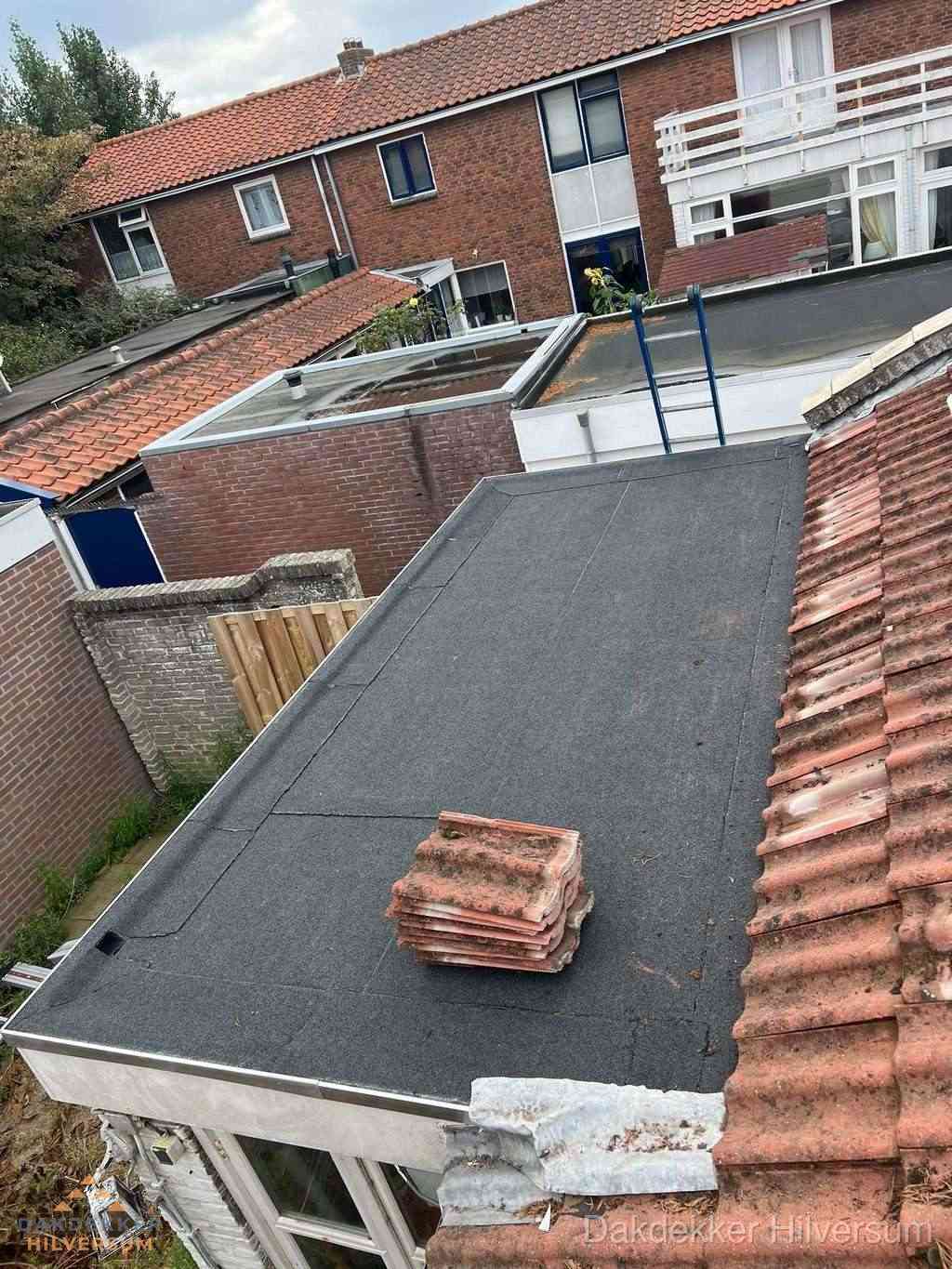 Aanbouw plat dak met reservepannen voor dakpannen vervangen in Hilversum