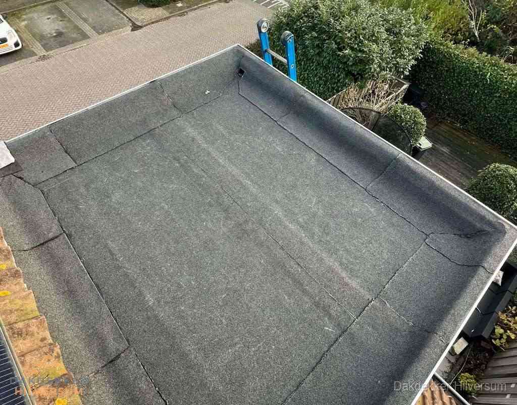 Gerenoveerd plat dak met nieuwe bitumen dakbedekking in Hilversum