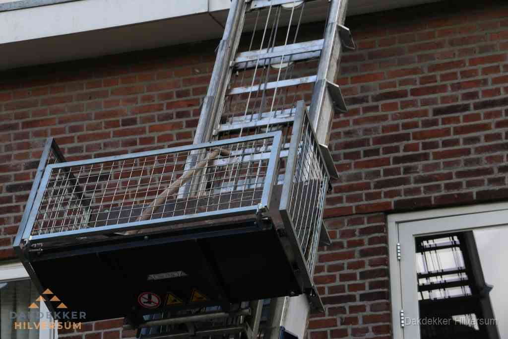Ladderlift met dakpannen voor dakpan reparatie in Hilversum