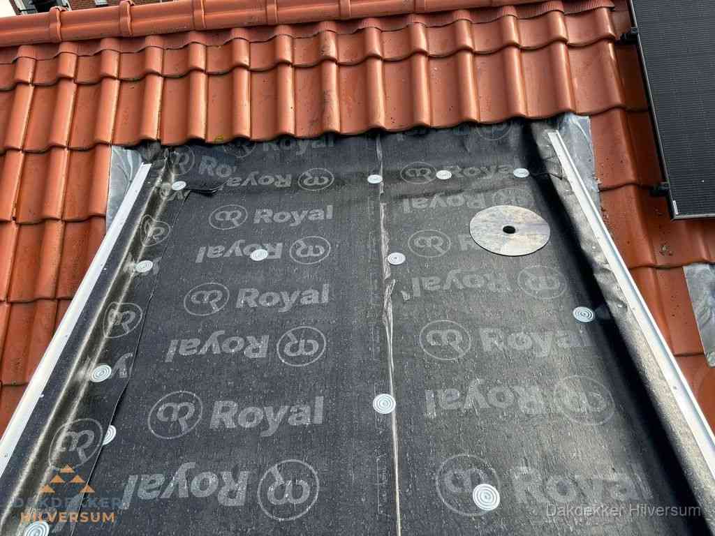 Nieuw dak met dakpannen en Royal onderlaag bij woning in Hilversum