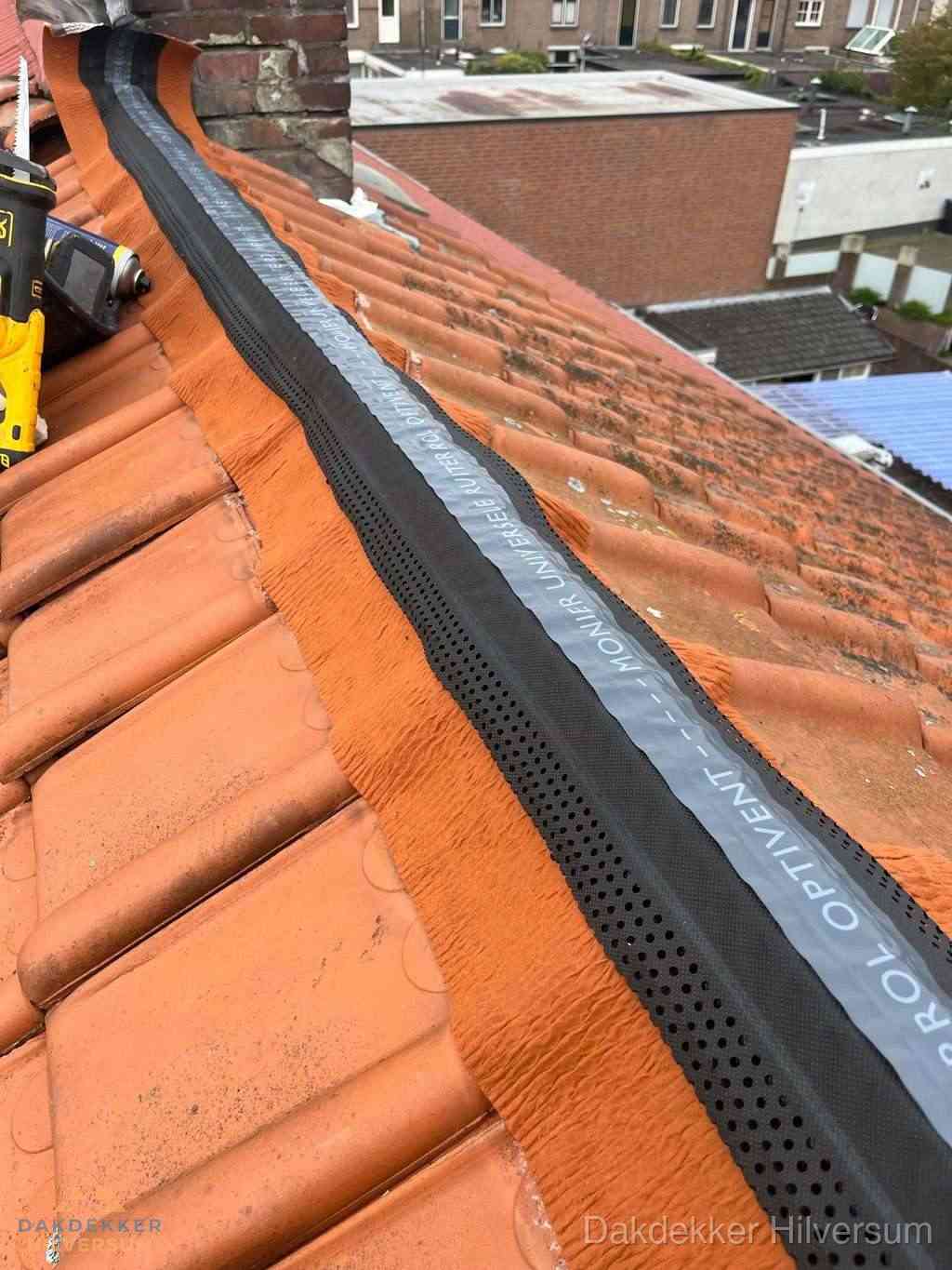 Plat dak aanbouw met bitumen naast schuin pannendak in Hilversum