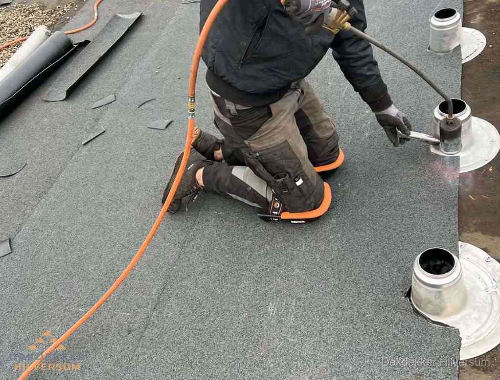 Gereedschap op nieuw plat dak na renovatie in Hilversum