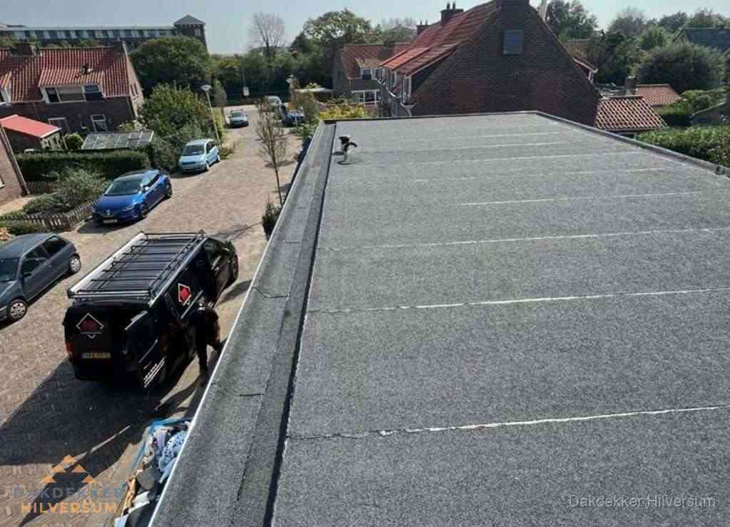 Nieuw bitumen plat dak met uitzicht over landschap in Hilversum