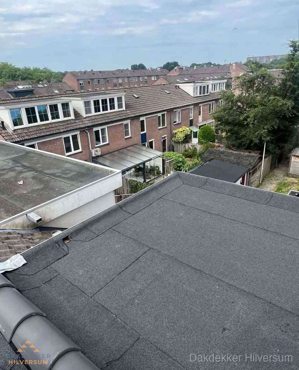 Vernieuwd plat dak met bitumen in woonwijk in Hilversum